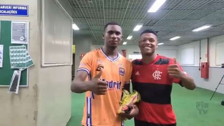 Rangel, do Forte, ao lado de Matheus França, do Flamengo (Foto: Reprodução/FlaTV)