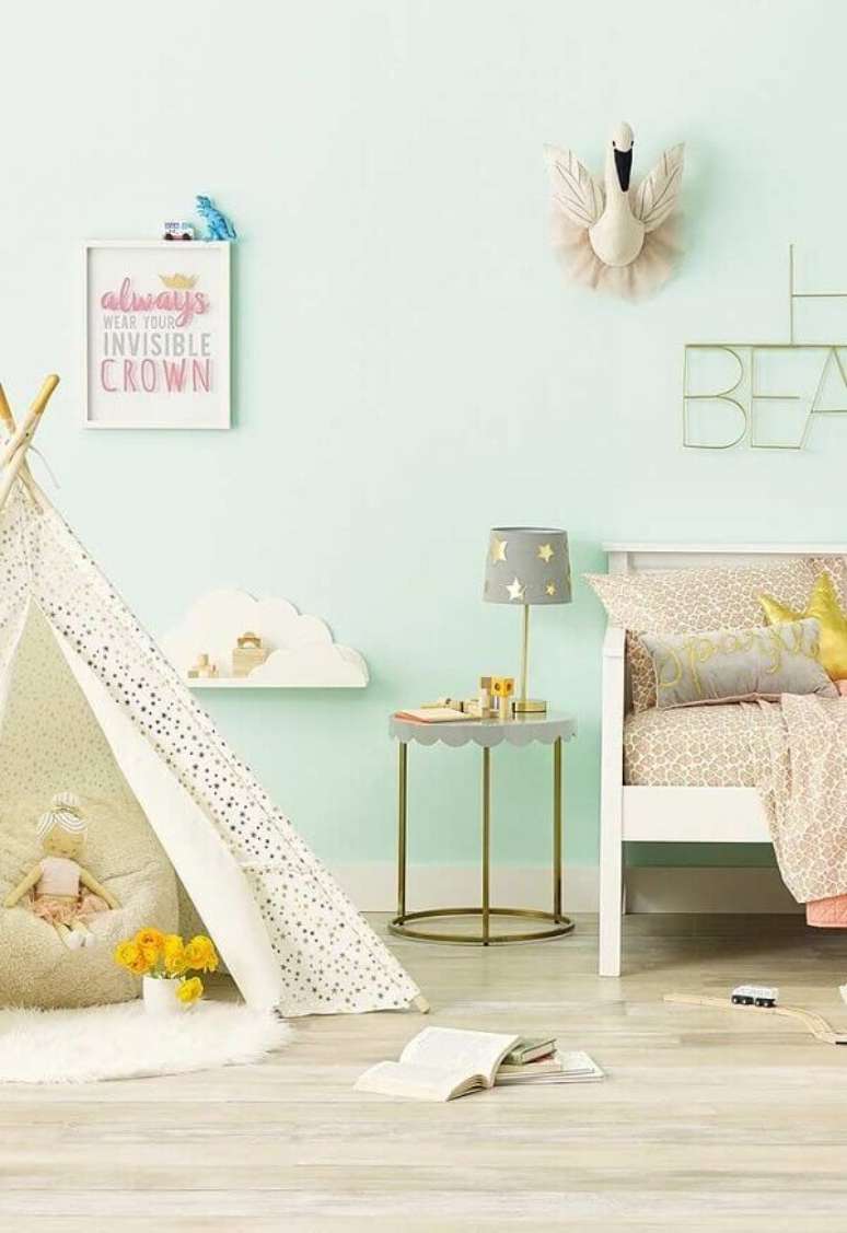 28. Quarto infantil verde &aacute;gua com roupa de cama bege &ndash; Foto Poshmark