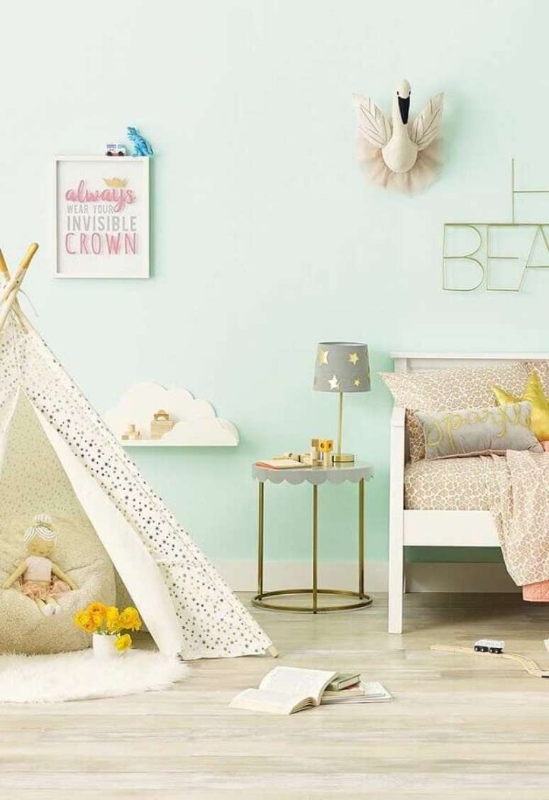 28. Quarto infantil verde água com roupa de cama bege – Foto Poshmark