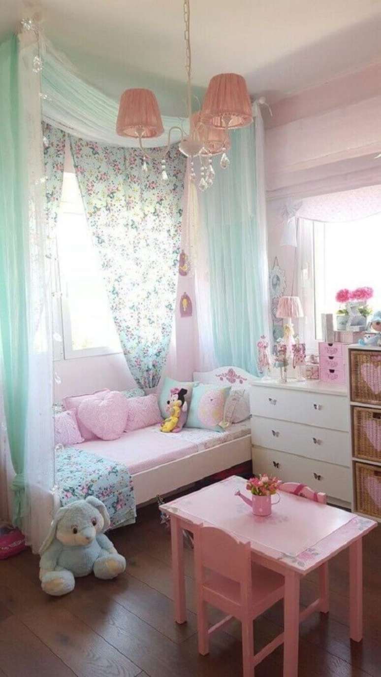 57. Quarto verde &aacute;gua e rosa claro com m&oacute;veis planejados &ndash; Foto JihanShanum