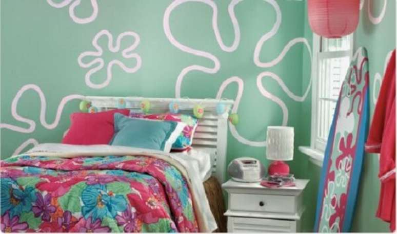 43. Quarto verde água com detalhes em pink moderno – Foto Better