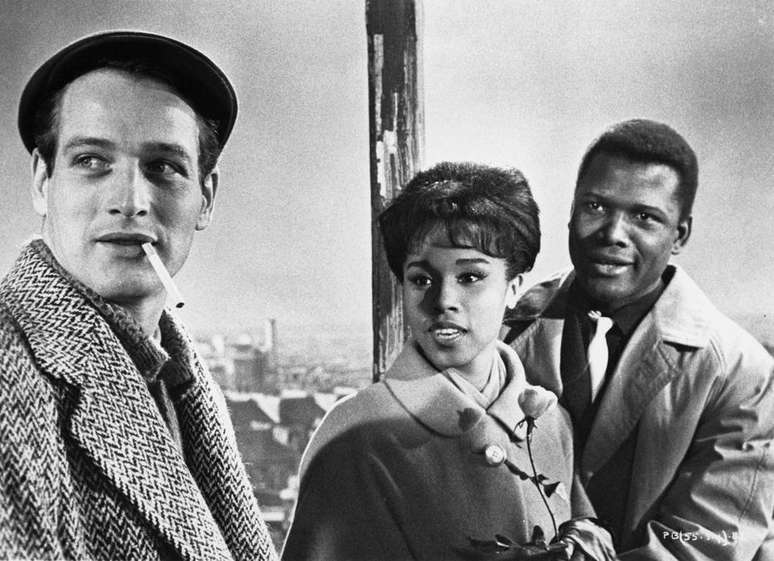 Cena do filme 'Paris Vive à Noite', com Paul Newman e Sidney Poitier.