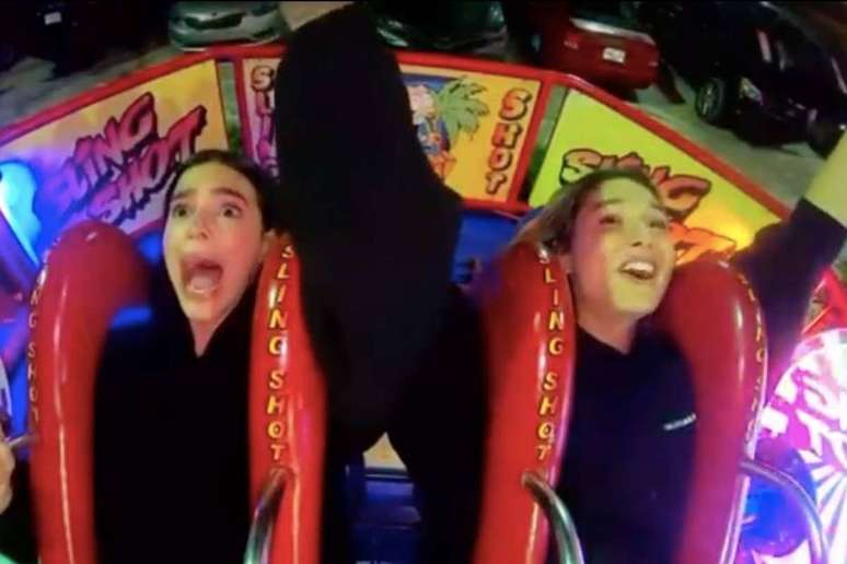 Bruna Marquezine e Sasha Meneghel se divertem em parque na Flórida, nos Estados Unidos  