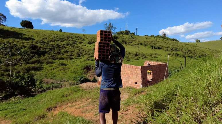 Com material doado por um pastor, o casal Marcos e Jamile est&aacute; construindo sua nova casa