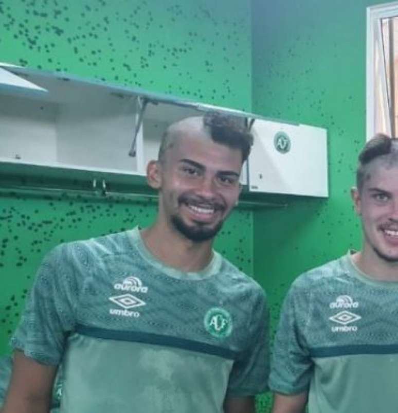 Bruno passou por trote no elenco profissional da Chapecoense (Divulgação/Chapecoense)