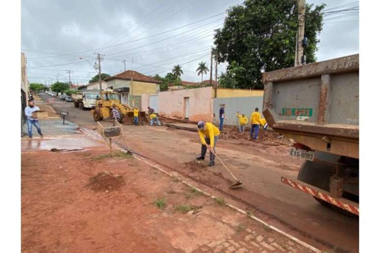 A prefeitura de Barretos, no interior de São Paulo, decretou estado de calamidade pública, na noite de quinta-feira, 6, depois que um temporal causou grande destruição na cidade. Uma mulher está desaparecida