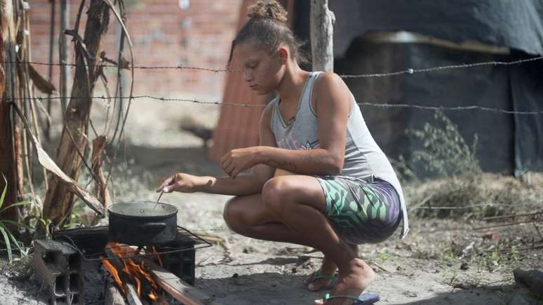 Com gás a R$ 110, Jamile Carvalho cozinha usando pedaços de madeira