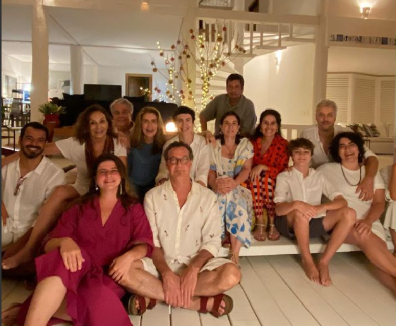 Maitê Proença e Adriana Calcanhoto entre amigos no Réveillon