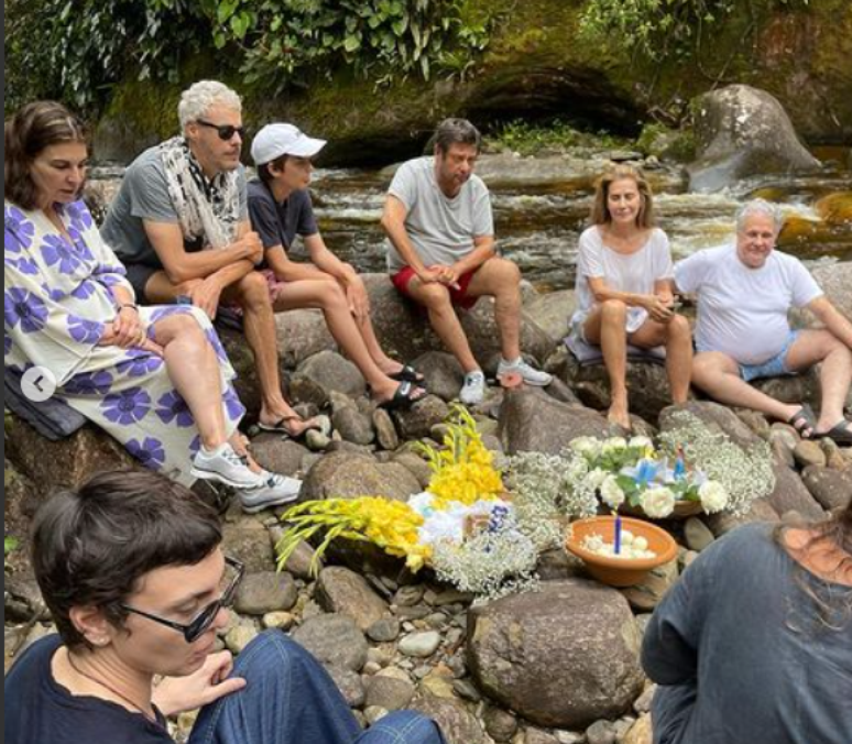 Maitê Proença e Adriana Calcanhotto fazem oferendas à Iemanjá