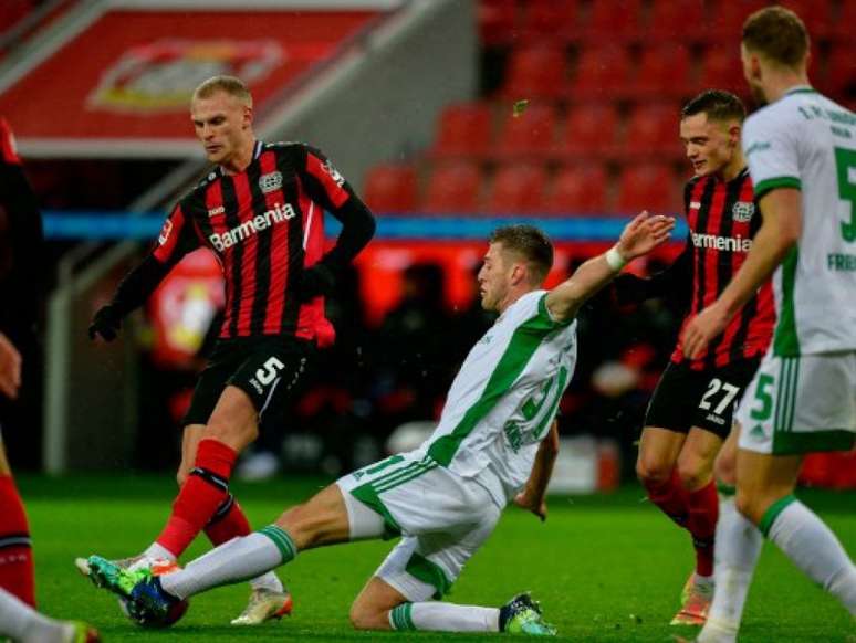 Bayer Leverkusen sai na frente, toma virada, e empata no fim