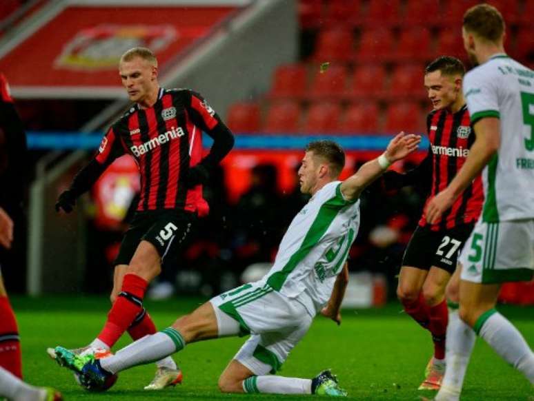 Bayer Leverkusen chega a quatro jogos sem vencer na Bundesliga (Foto: SASCHA SCHUERMANN / AFP)