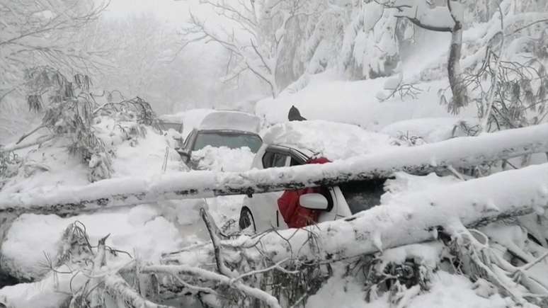 Carros presos durante forte nevasca nas montanhas do Paquistão 
