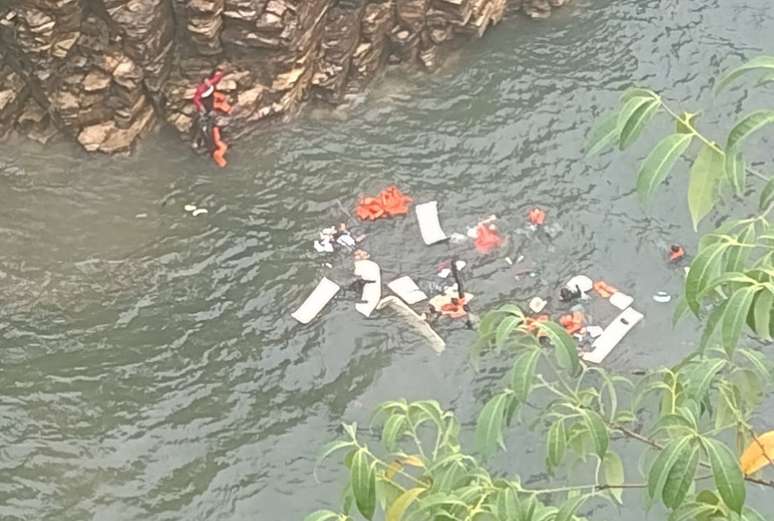 Bombeiros trabalham no local de acidente em Capitólio