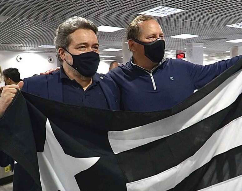 Jorge Braga e John Textor com a bandeira do Botafogo (Foto: Divulgação/Botafogo)