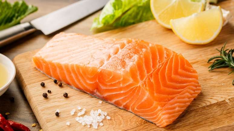 Alguns alimentos, como salmão, são fonte de vitamina D — mas é difícil obter a quantidade necessária apenas por meio da dieta