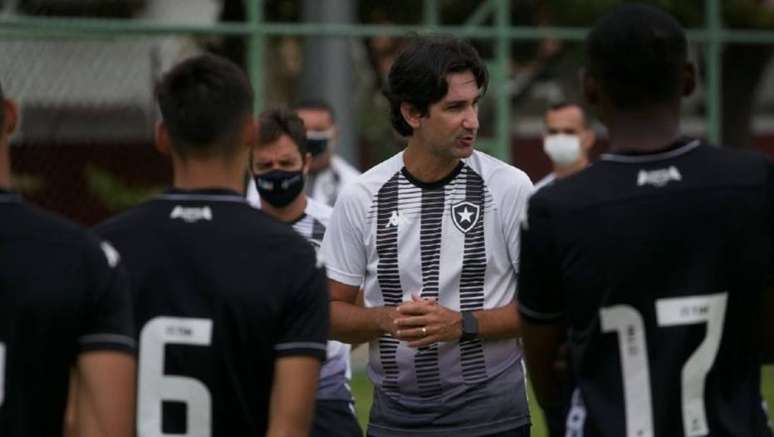 Técnico do sub-20 do Botafogo, Ricardo Resende, orienta os atletas durante o treinamento em Taubaté