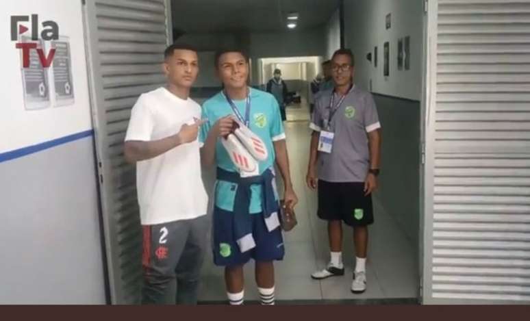 Wesley, do Flamengo, doa chuteira a jogador do Floresta: 'Sempre