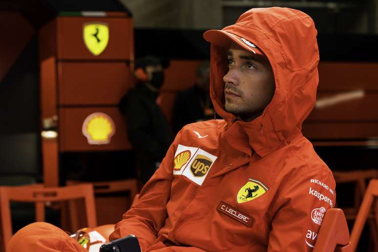 Charles Leclerc viu Carlos Sainz vencer concorrência interna da Ferrari em ano de estreia 