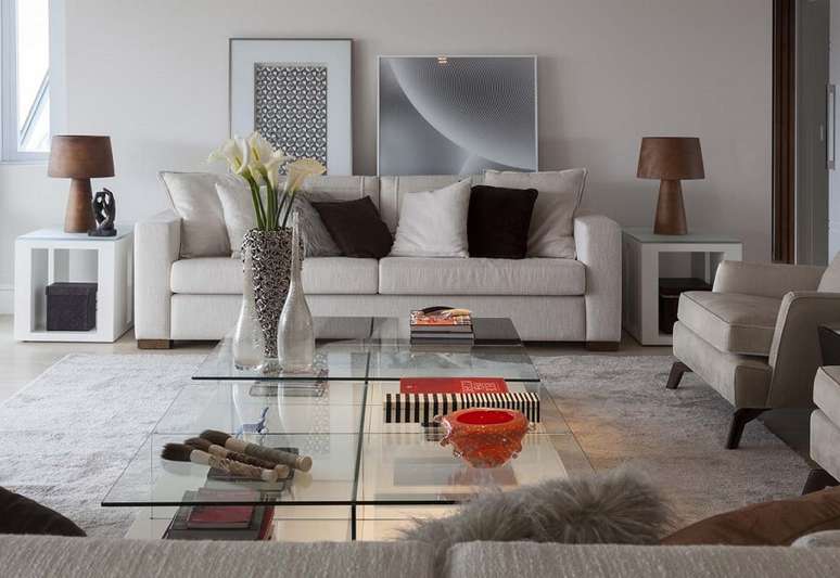 9. Abajur de madeira para decora&ccedil;&atilde;o de sala clean com mesa de centro de vidro &ndash; Foto: Decor F&aacute;cil