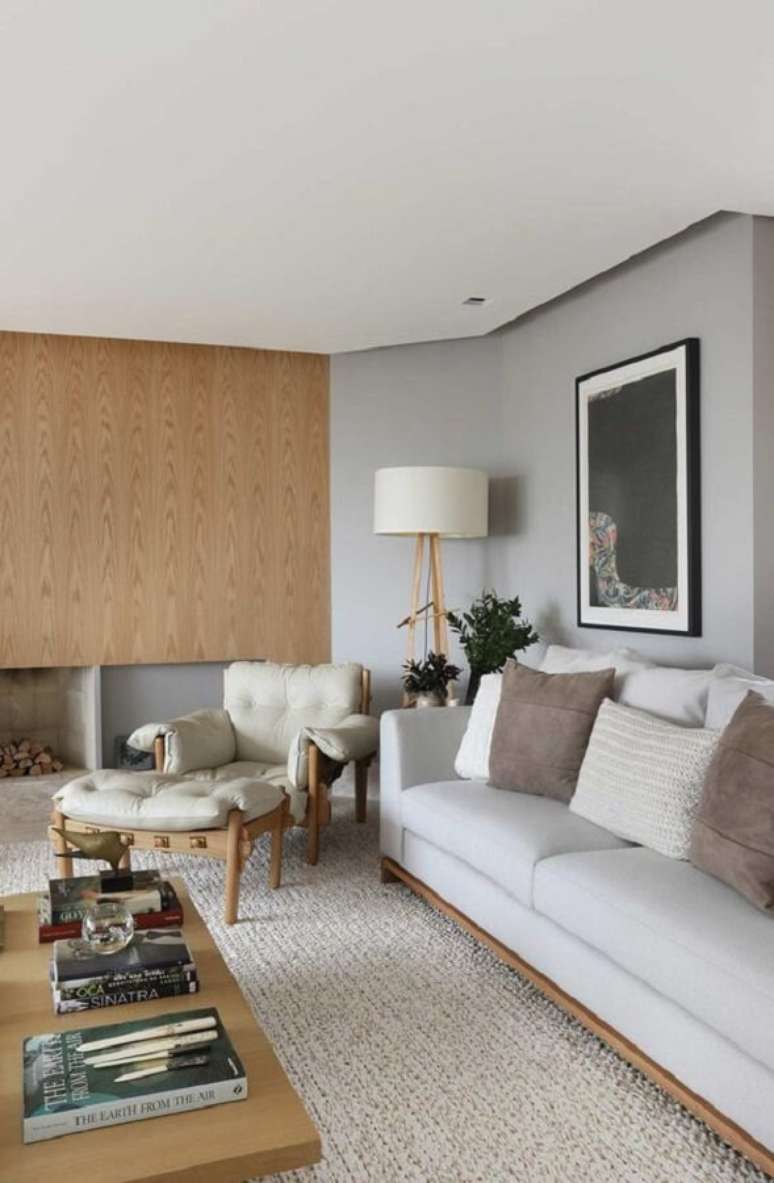 41. Decora&ccedil;&atilde;o clean para sala moderna com abajur de ch&atilde;o e poltrona mole &ndash; Foto: Karen Pisacane