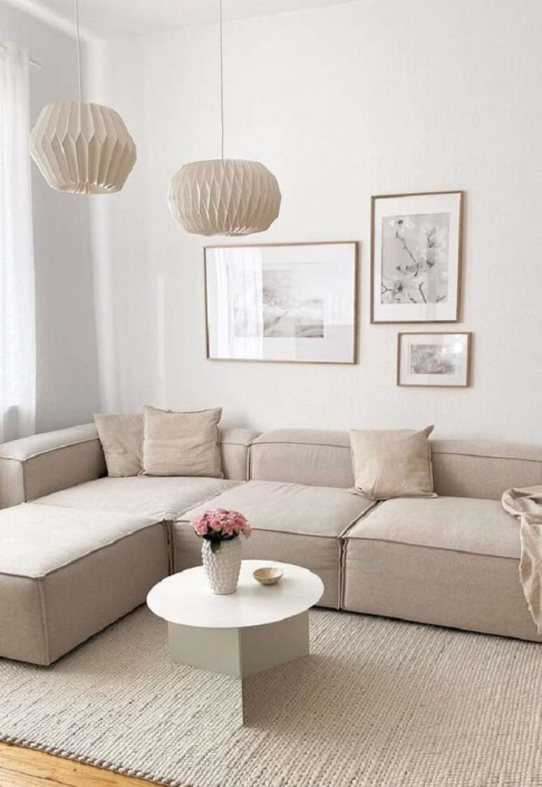 35. Decora&ccedil;&atilde;o clean para sala de estar com sofa de canto modular &ndash; Foto: About the Home