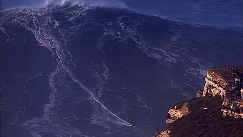 Maya Gabeira surfa onda gigante em Nazaré