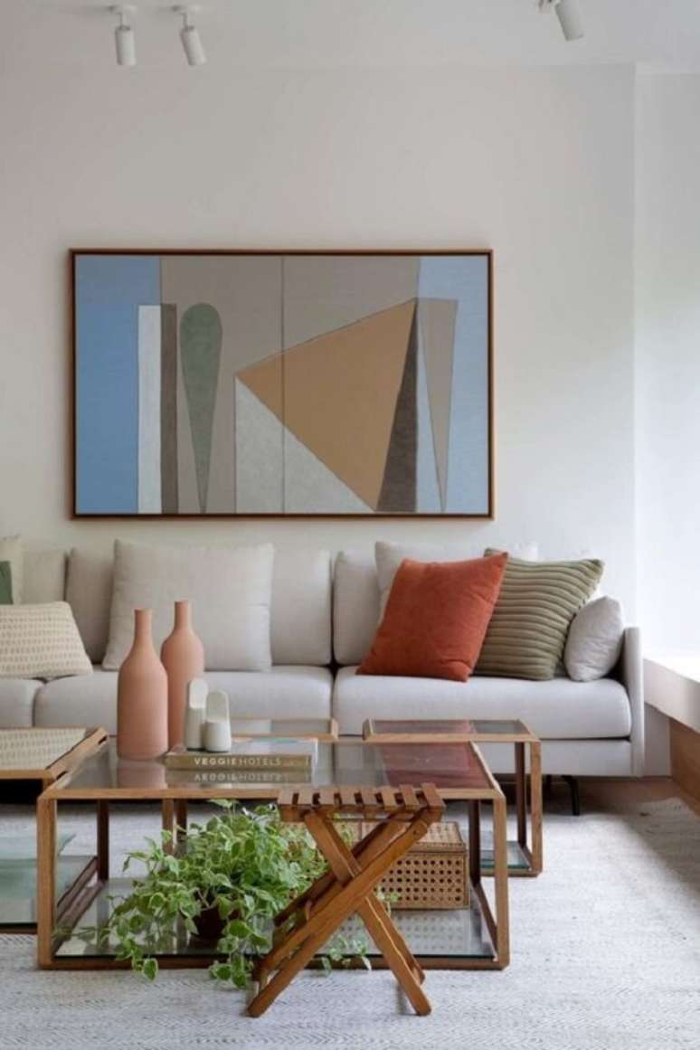 34. Decora&ccedil;&atilde;o clean para sala de estar com quadro colorido &ndash; Foto: Escala Arquitetura