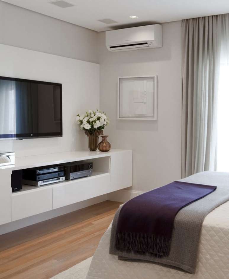53. Painel para TV para decora&ccedil;&atilde;o de quarto clean &ndash; Foto: Houzz