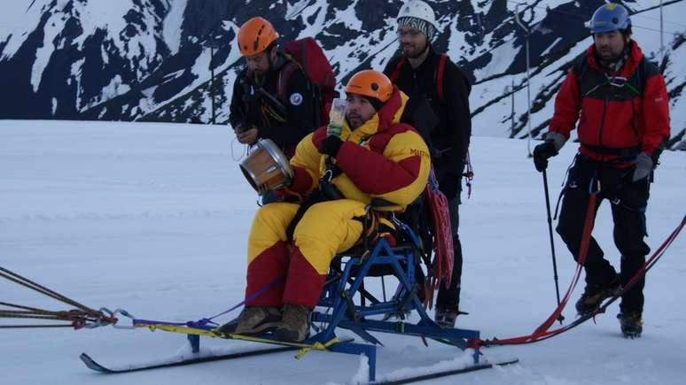 Para a viagem de 2011, os montanhistas adaptaram uma cadeira de rodas e colocaram esquis