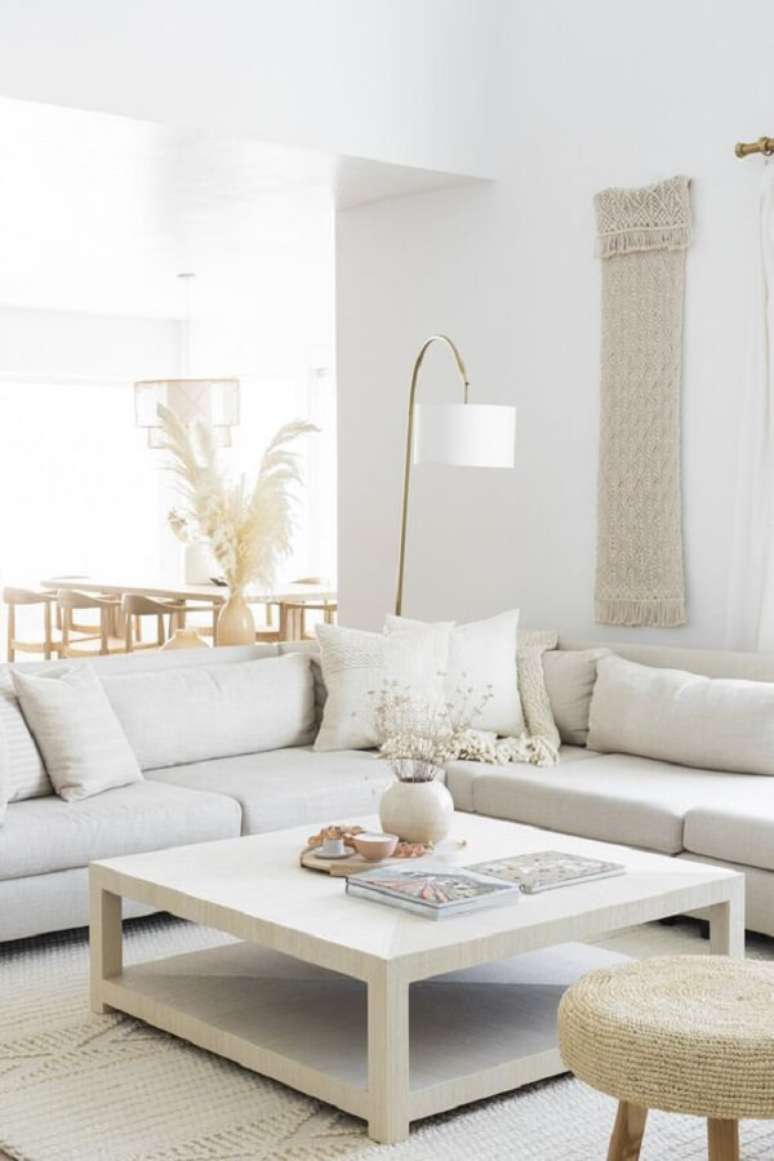 3. Decora&ccedil;&atilde;o clean para sala de estar com sofa de canto e lumin&aacute;ria de piso &ndash; Foto: Casa Tr&eacute;s Chic