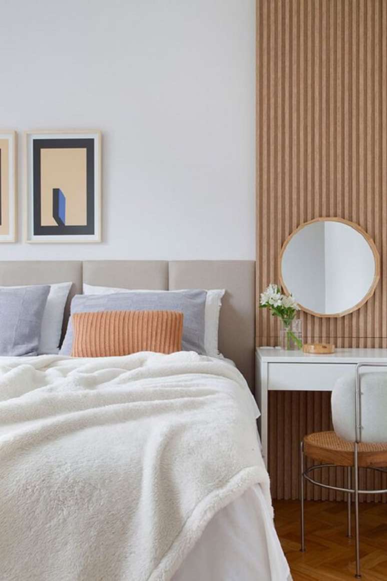 46. Decora&ccedil;&atilde;o de quarto clean com parede ripada de madeira &ndash; Foto: Habitare