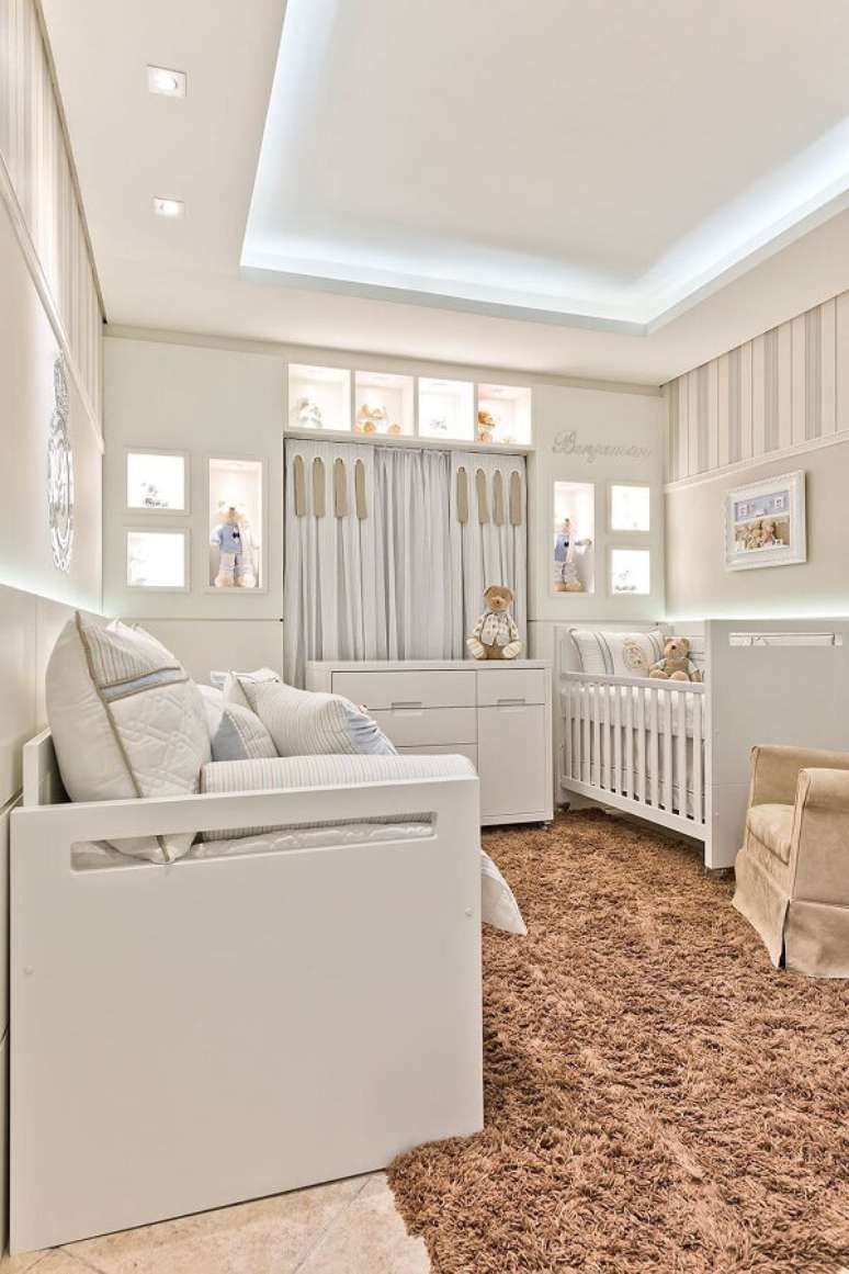 30. Decora&ccedil;&atilde;o clean para quarto de bebe com tapete bege felpudo &ndash; Foto: Decor F&aacute;cil