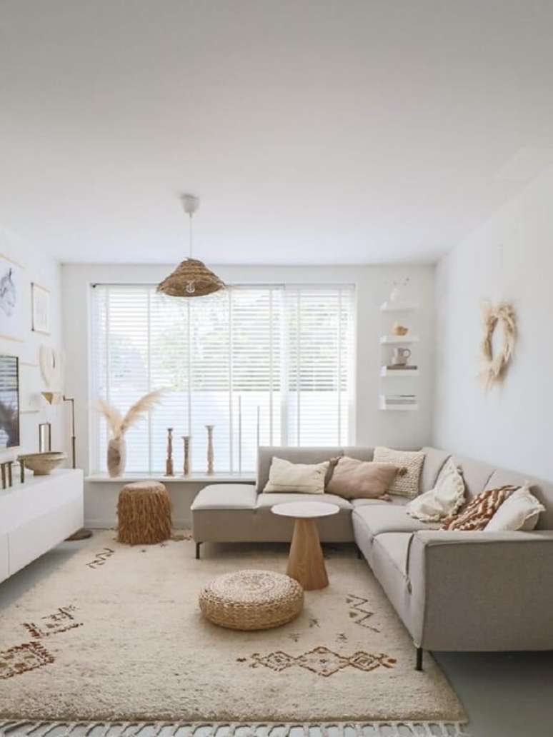 59. Tapete bege para decora&ccedil;&atilde;o de sala clean com lumin&aacute;ria de teto r&uacute;stica &ndash; Foto: Seven Couches