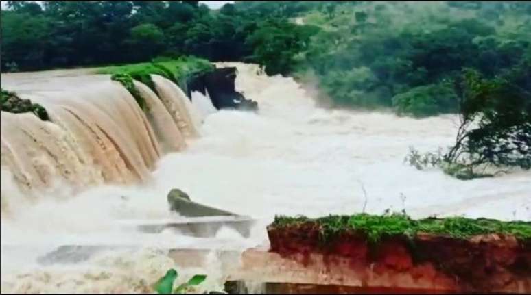 A Prefeitura de Pará de Minas (MG) emitiu um alerta máximo e pediu aos moradores abaixo da Usina do Carioca, que deixem suas casas imediatamente devido ao alto risco de rompimento da barragem da hidrelétrica 