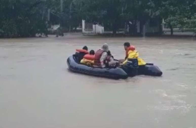 Corpo de Bombeiros atendeu mais de 200 chamadas decorrentes de chuvas, em 22 municípios. Regiões norte e noroeste do estado do Rio vivem situação mais grave