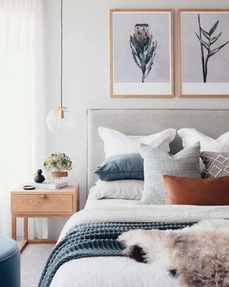 45. Decora&ccedil;&atilde;o de quarto clean com criado mudo de madeira e pendente de vidro &ndash; Foto: Casa Tr&eacute;s Chic