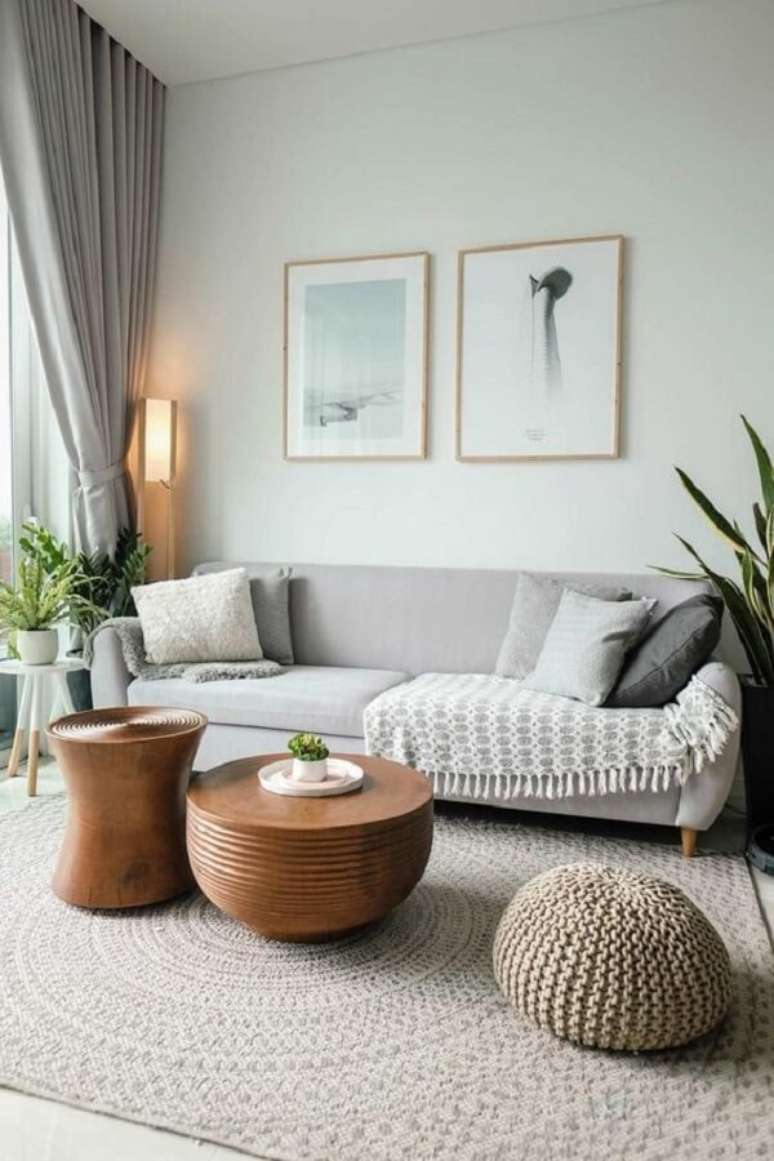 33. Decora&ccedil;&atilde;o clean para sala com sofa cinza e puff de croch&ecirc; &ndash; Foto: Minh Pham &ndash; Unsplash