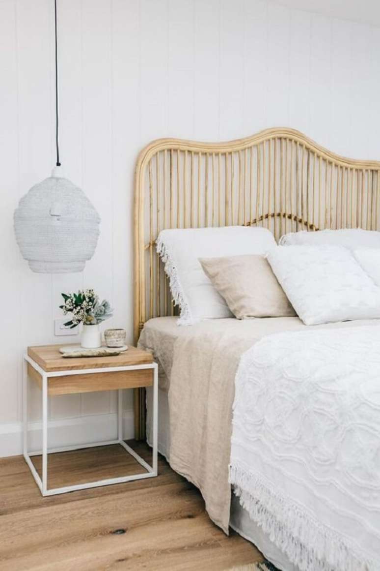 49. Decora&ccedil;&atilde;o simples para quarto clean com lumin&aacute;ria pendente e cabeceira r&uacute;stica &ndash; Foto: Homes to Love