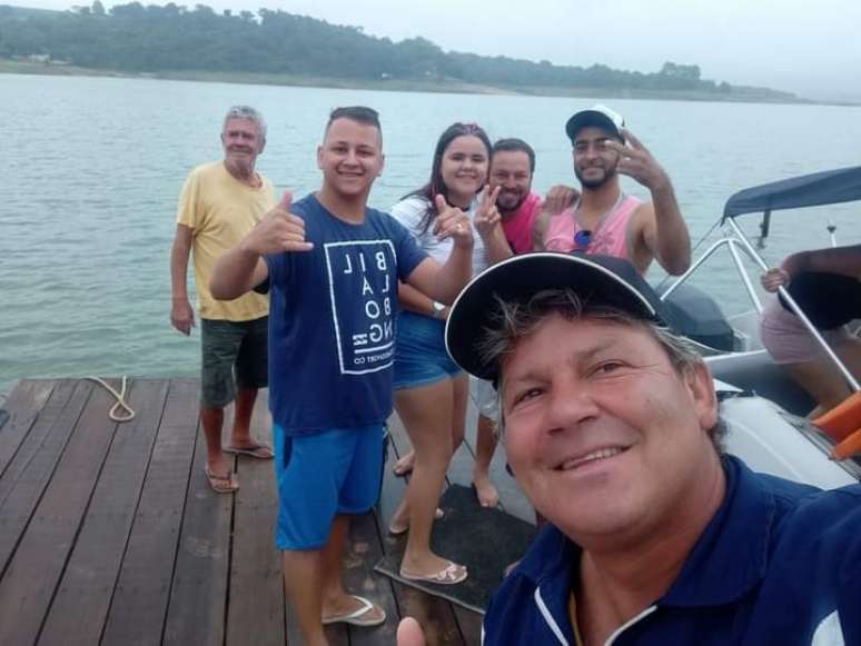 Zuza e os turistas momentos antes de embarcar 
Reprodução/Facebook