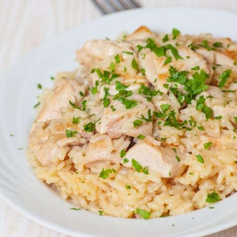 Aprenda duas receitas de risoto de frango cremoso.
