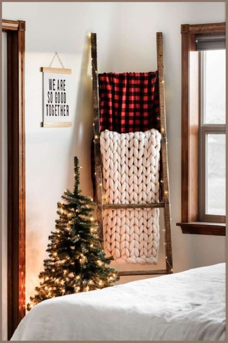 63. O pisca pisca traz um toque especial para a escada decorativa. Fonte: Ramensky Design