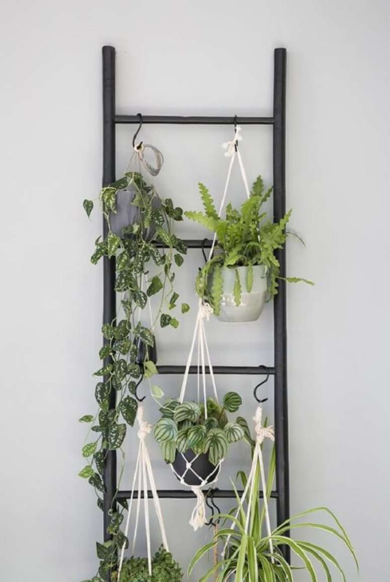 69. Pendura vasos de plantas na escada decorativa. Fonte: Interior Junkie