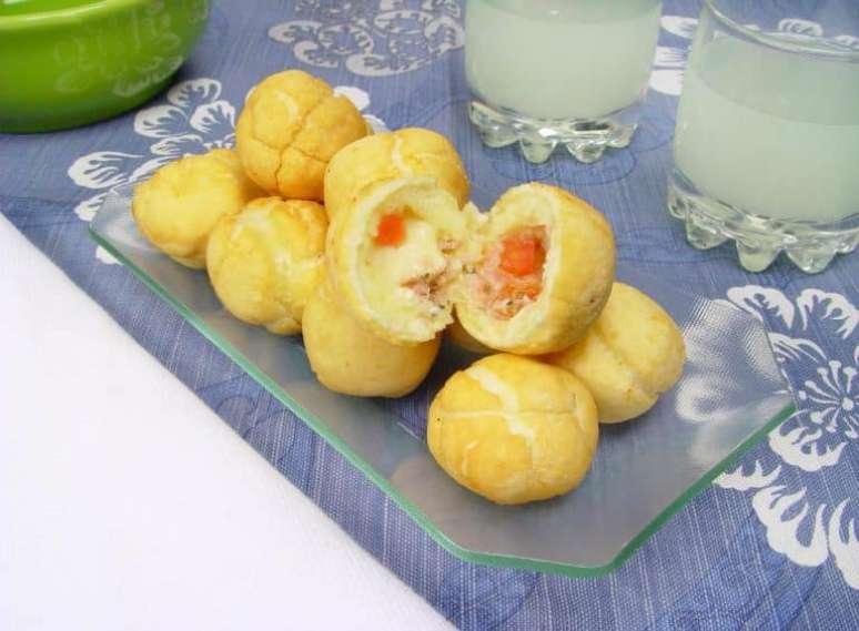 Guia da Cozinha - Pão de queijo frito recheado com presunto e queijo