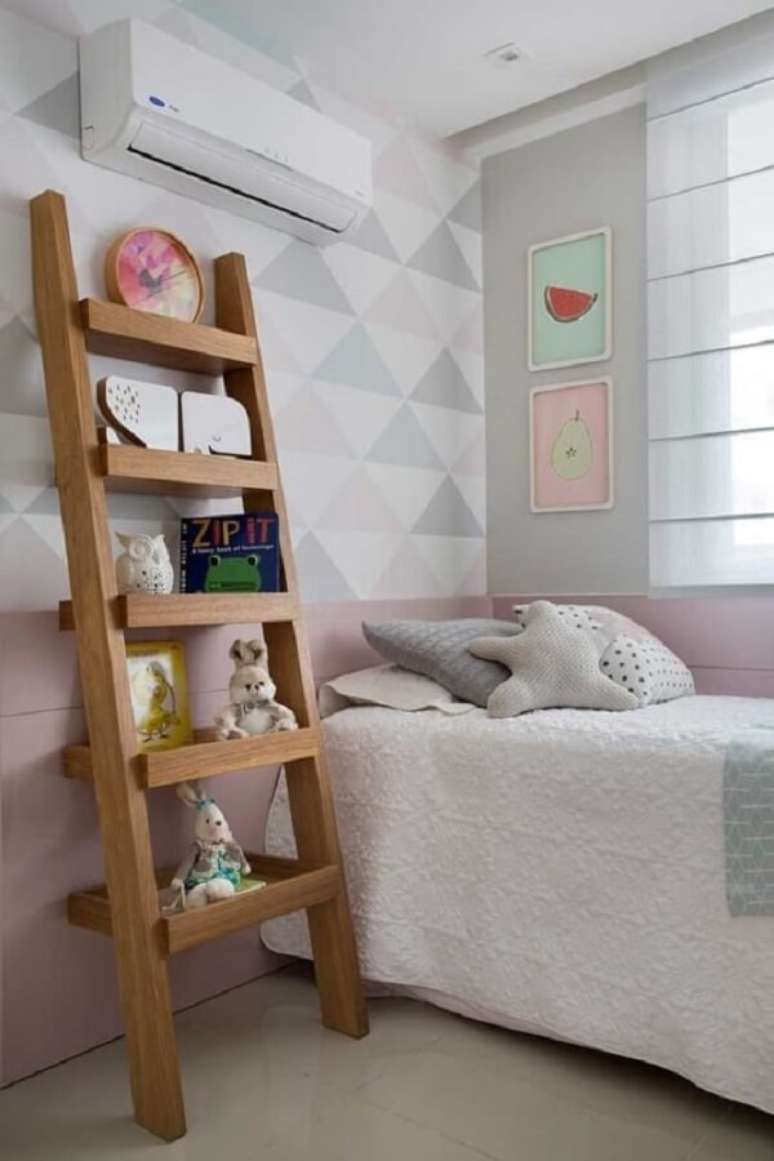 4. A estante escada de madeira decorativa serve de apoio para os brinquedos. Fonte: Casa de Valentina