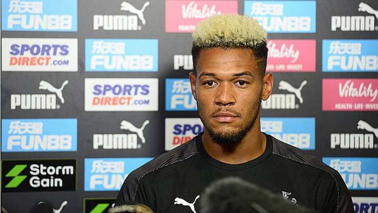De Pernambuco &agrave; Inglaterra: brasileiro Joelinton defende o Newcastle no Campeonato Ingl&ecirc;s.