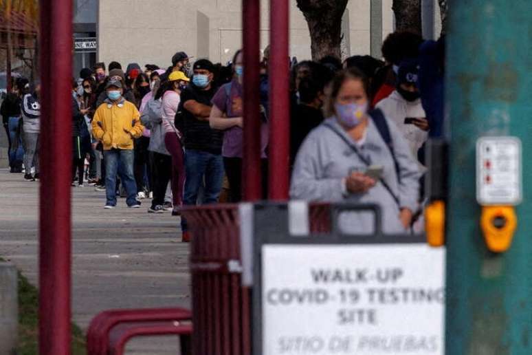 Longa fila para testagem da Covid-19 em San Diego, Califórnia
10/01/2022 REUTERS/Mike Blake