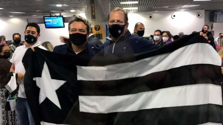 CEO do Botafogo, Jorge Braga, ao lado de John Textor, empresário que está perto de se tornar dono do clube (Foto: Reprodução/Twitter)