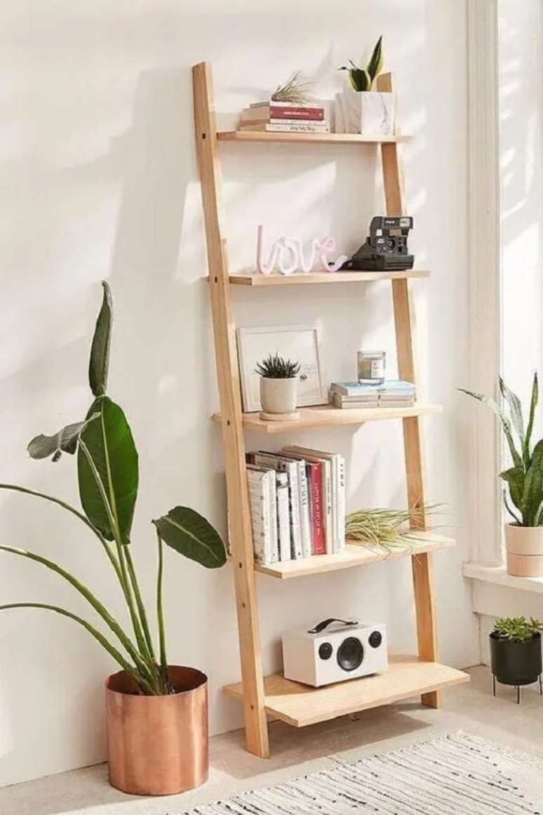 76. Utilize a escada decorativa para expor os objetos decorativos da sua casa. Fonte: Urban Outfitters