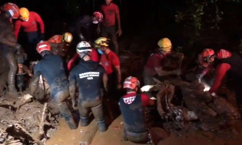 Bombeiros buscam vítimas de soterramento em Brumadinho (MG)