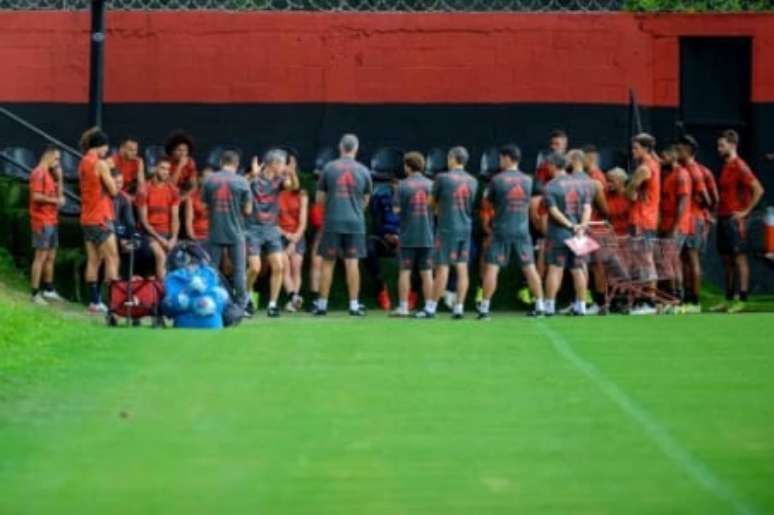 Paulo Sousa conversa com jogadores durante o treino desta quarta-feira (Foto: Marcelo Cortes / Flamengo)